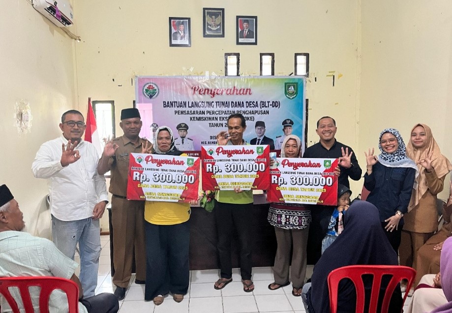 BLT DD Bulan Juli Tahun 2025 Diserahkan Langsung Oleh Pj. Kades Senggoro
